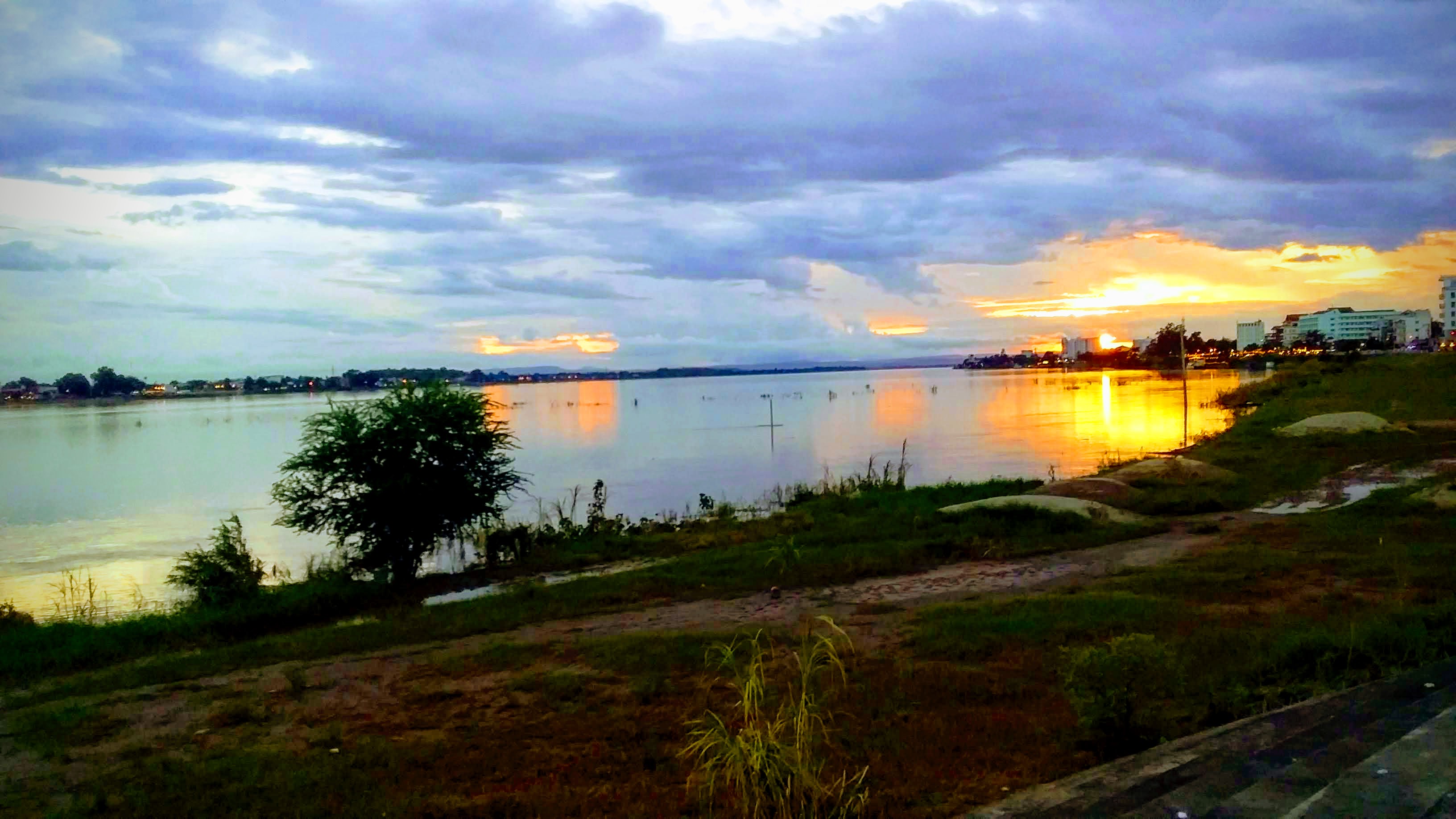 ແສງໄຟຂອງປະເທດໄທຂ້າມແມ່ນ້ຳຈາກສວນເຈົ້າອະນຸວົງ